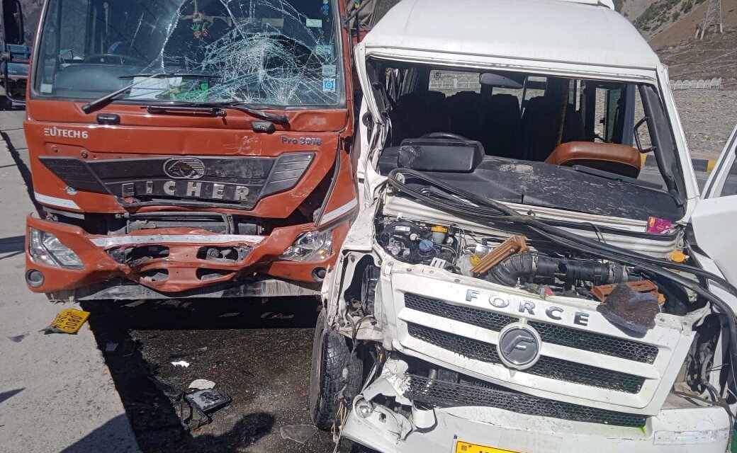 Six Tourists Injured in Road Accident at Sonamarg, Two Referred to SKIMS