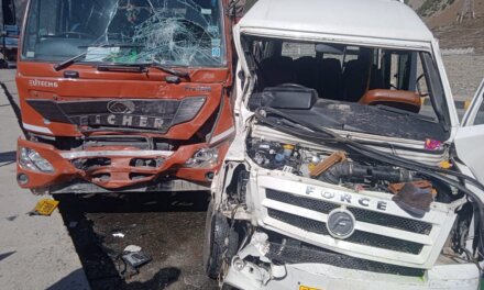 Six Tourists Injured in Road Accident at Sonamarg, Two Referred to SKIMS