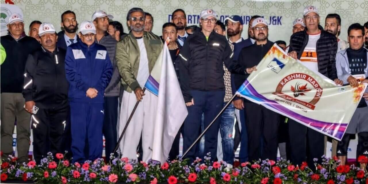 Omar Abdullah, Bollywood actor Sunil Shetty jointly flagged off the Kashmir Marathon 2.0