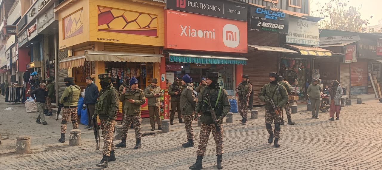 Srinagar Police, CRPF Launch CASO in Lalchowk, Conduct Surprise Hotel Checks