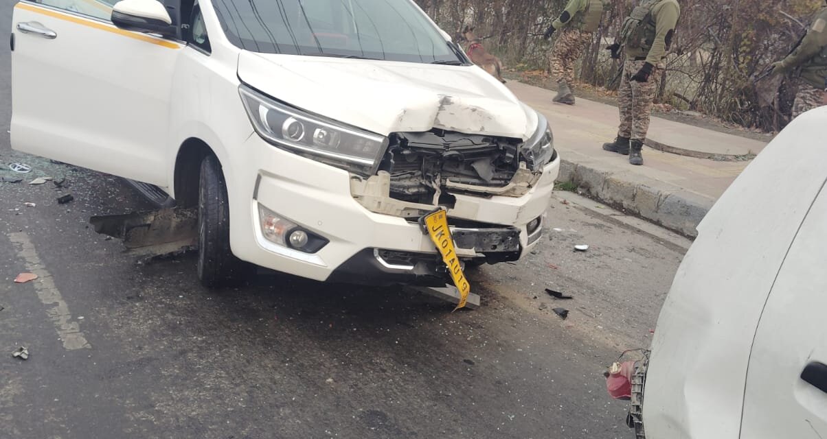Freezing Water on Road Causes Accident Near Dal Lake Ghat, Three Vehicles Pile UP