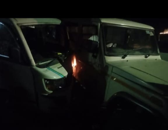 Driver Injured as Two Load Carriers Collide on Sonamarg Road.