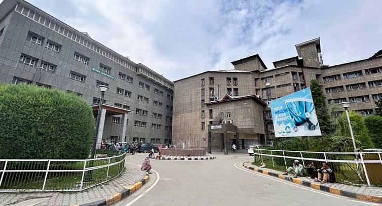 SKIMS Performs Rare 11-Hour Spinal Surgery, Saves Life of 18-Year-Old Patient