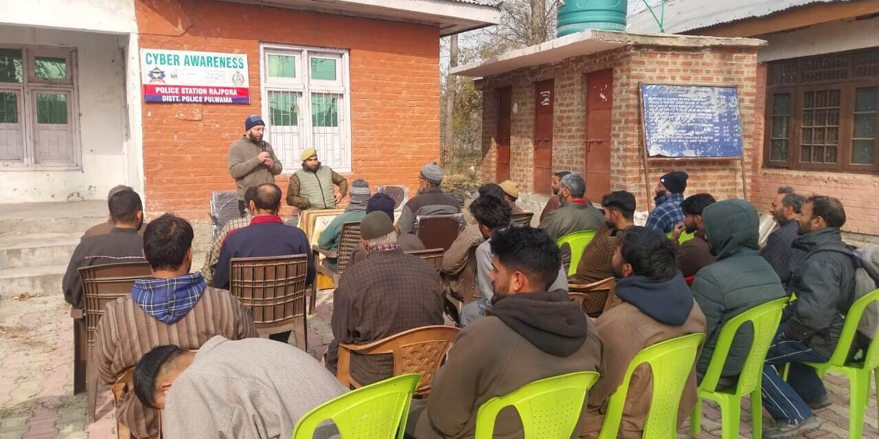 Police Conducts Cyber Awareness Programme In Pulwama