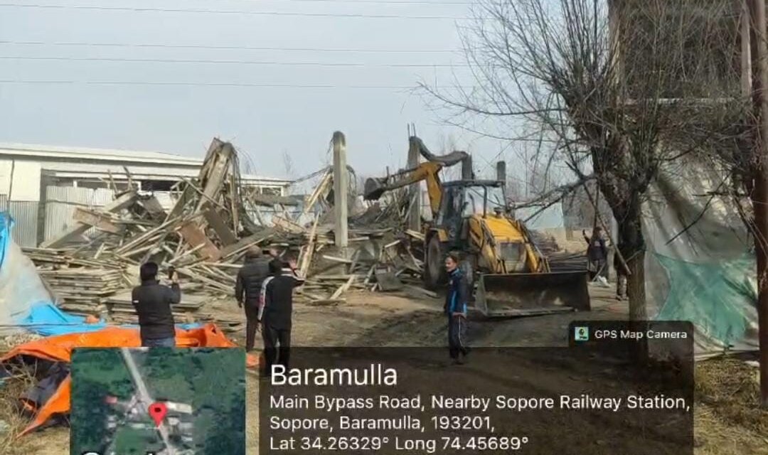 MC Sopore Carries Out Demolition Drive on Amargarh Bypass