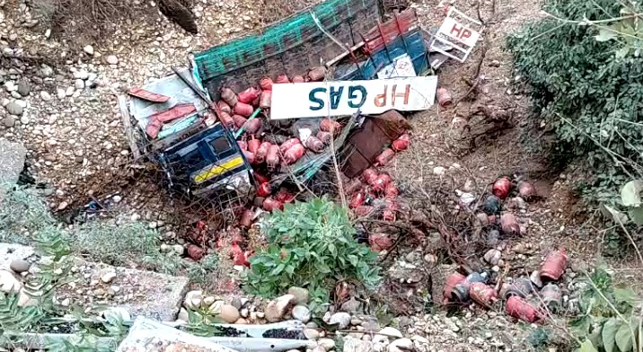 Slippery road causes LPG cylinder truck to fall into gorge near Nagrota, driver critical