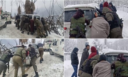 Ganderbal Police Extends Helping Hand to Public Amid Heavy Snowfall