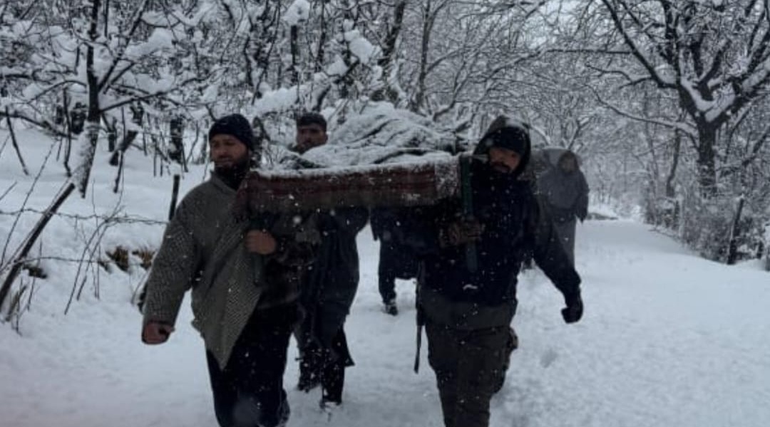 Police Assist Woman & Her Newborn Amid Heavy Snowfall in Kulgam