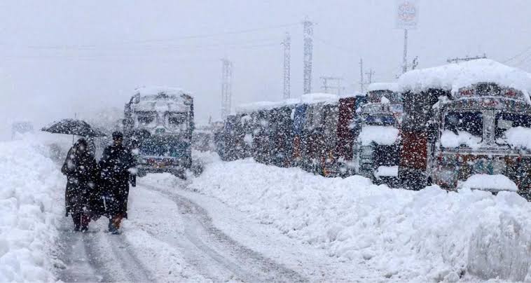 Efforts underway to restore traffic on Srinagar-Jammu NH, other key roads post snowfall