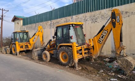 J&K Police seizes 02 JCBs involved in illegal mining in Shopian