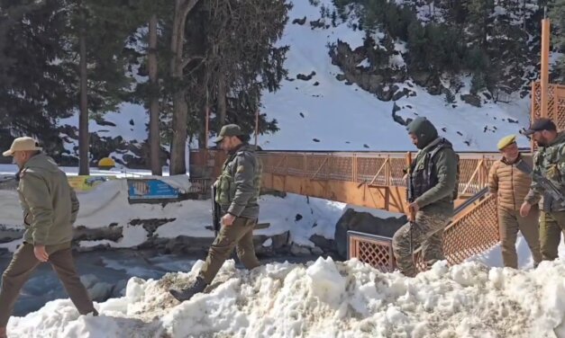 Ganderbal Police Detain 11 Unregistered Photographers in Sonamarg during Enforcement Drive