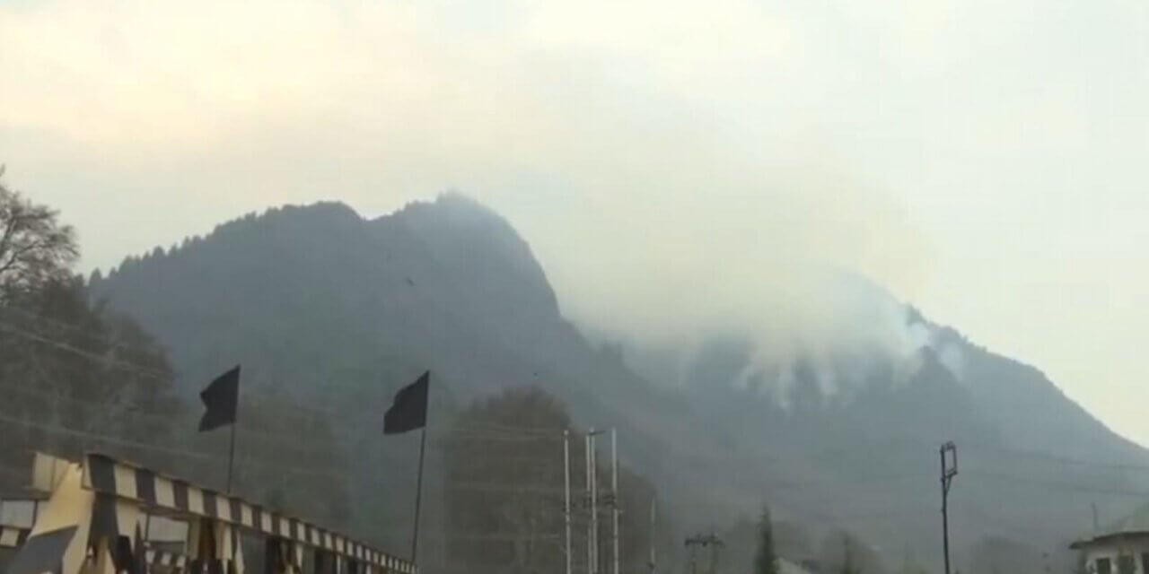 Forest blaze engulfs Zabarwan forest belt, thick smoke covers region