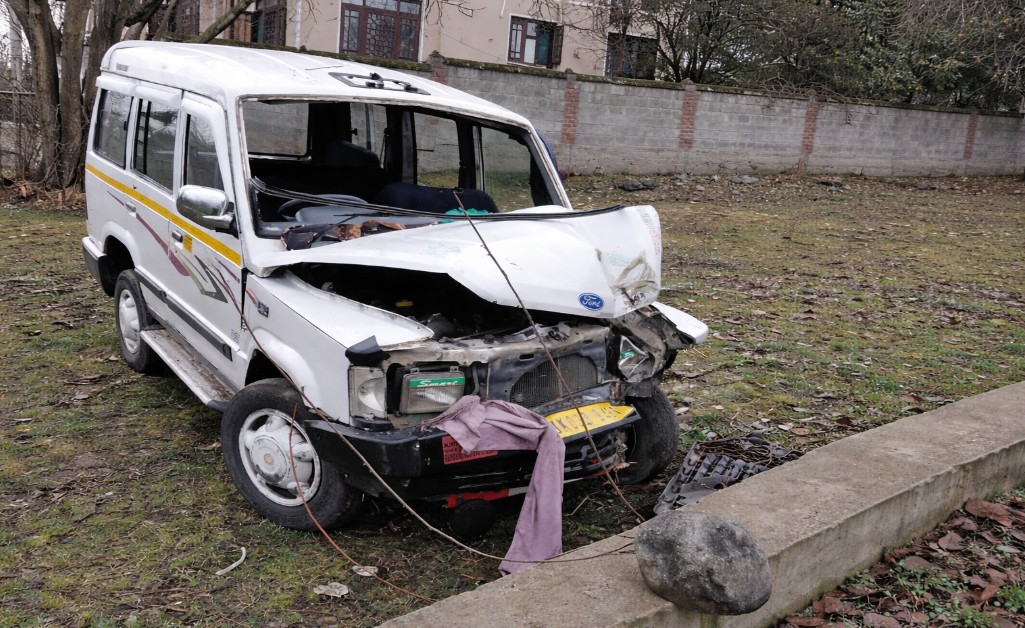 Nine Hurt as Vehicle Crashes into Tree in South Kashmir’s Tral, Four Referred to Srinagar