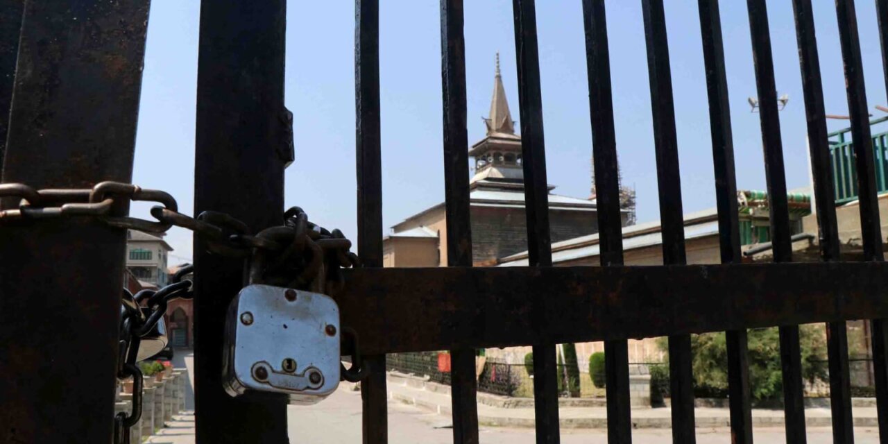 Anjuman Auqaf, Mirwaiz condemn closure of Jama Masjid on Juma’atul Vida