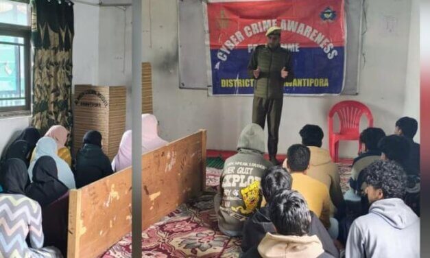 J&K Police organises cybercrime awareness programmes in Awantipora